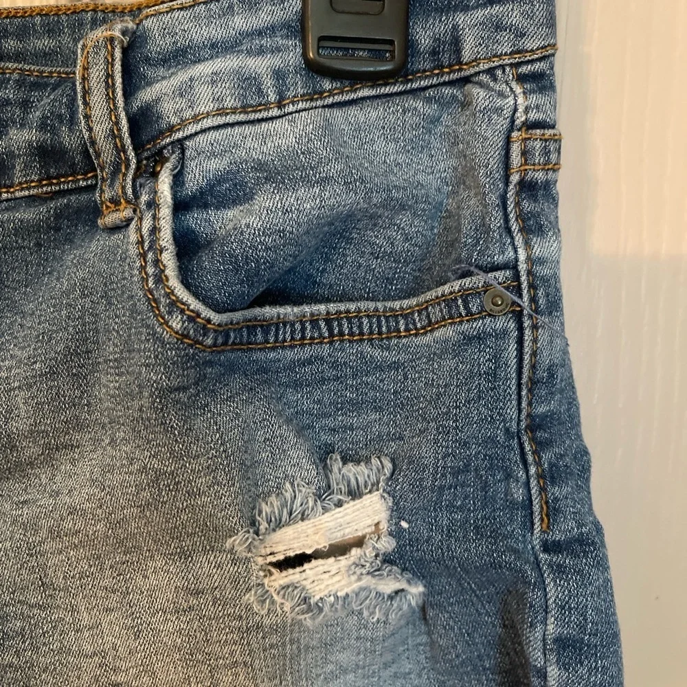 Billabong Buttoned Up button fly light wash raw hem distressed 5 pocket short 29